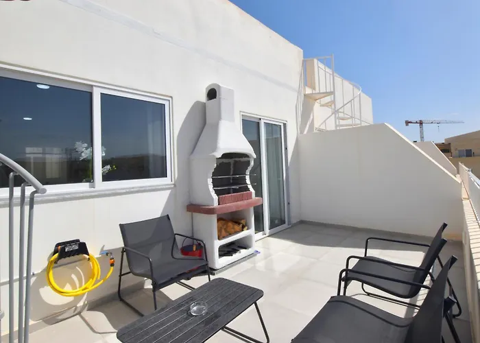 Spacious 3Br Penthouse With Large Front Terrace - Stone Bbq & Sun Loungers