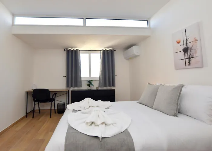 Spacious 3Br Penthouse With Large Front Terrace - Stone Bbq & Sun Loungers
