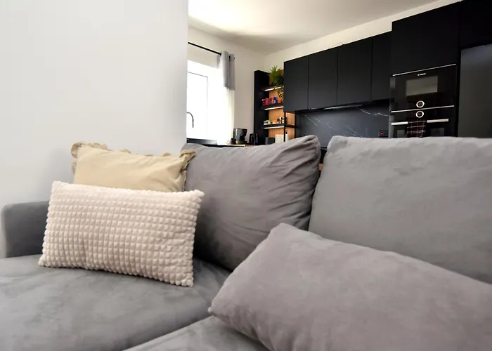 Spacious 3Br Penthouse With Large Front Terrace - Stone Bbq & Sun Loungers