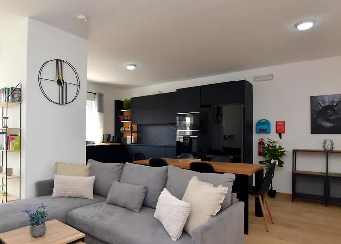 Spacious 3Br Penthouse With Large Front Terrace - Stone Bbq & Sun Loungers