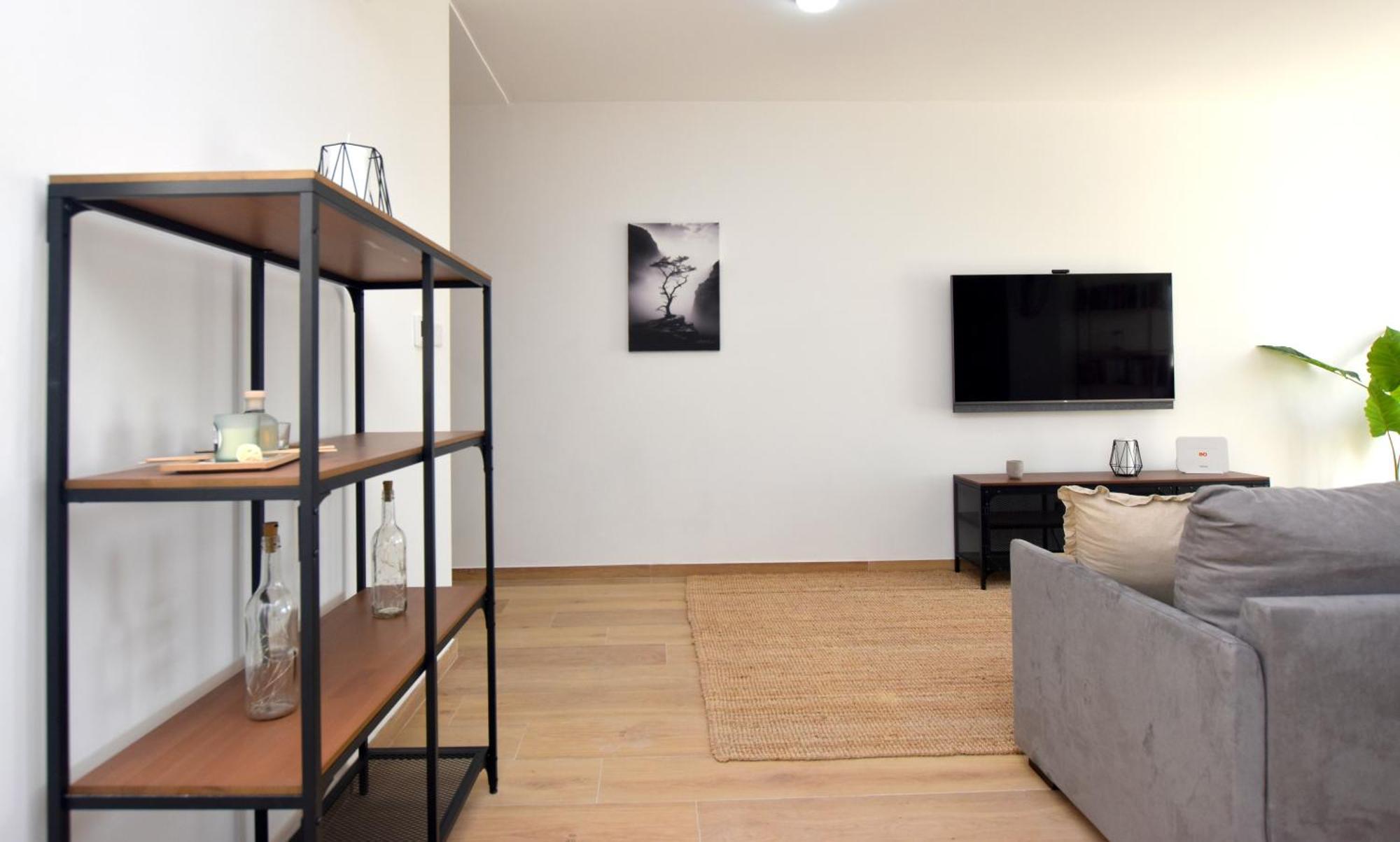 Apartment Spacious 3br Penthouse With Large Front Terrace - Stone Bbq & Sun Loungers *