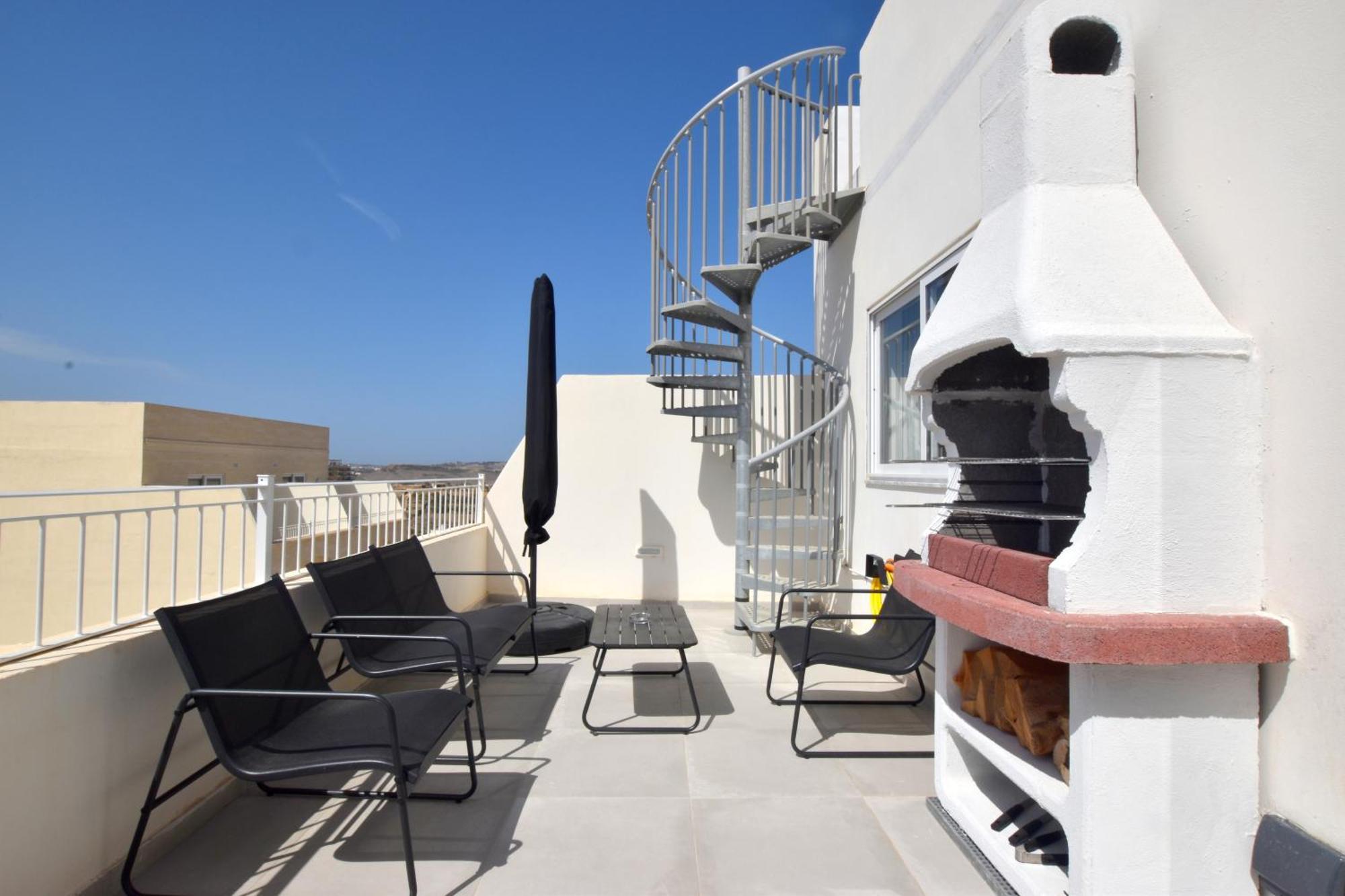 Apartment Spacious 3br Penthouse With Large Front Terrace - Stone Bbq & Sun Loungers Xaghra