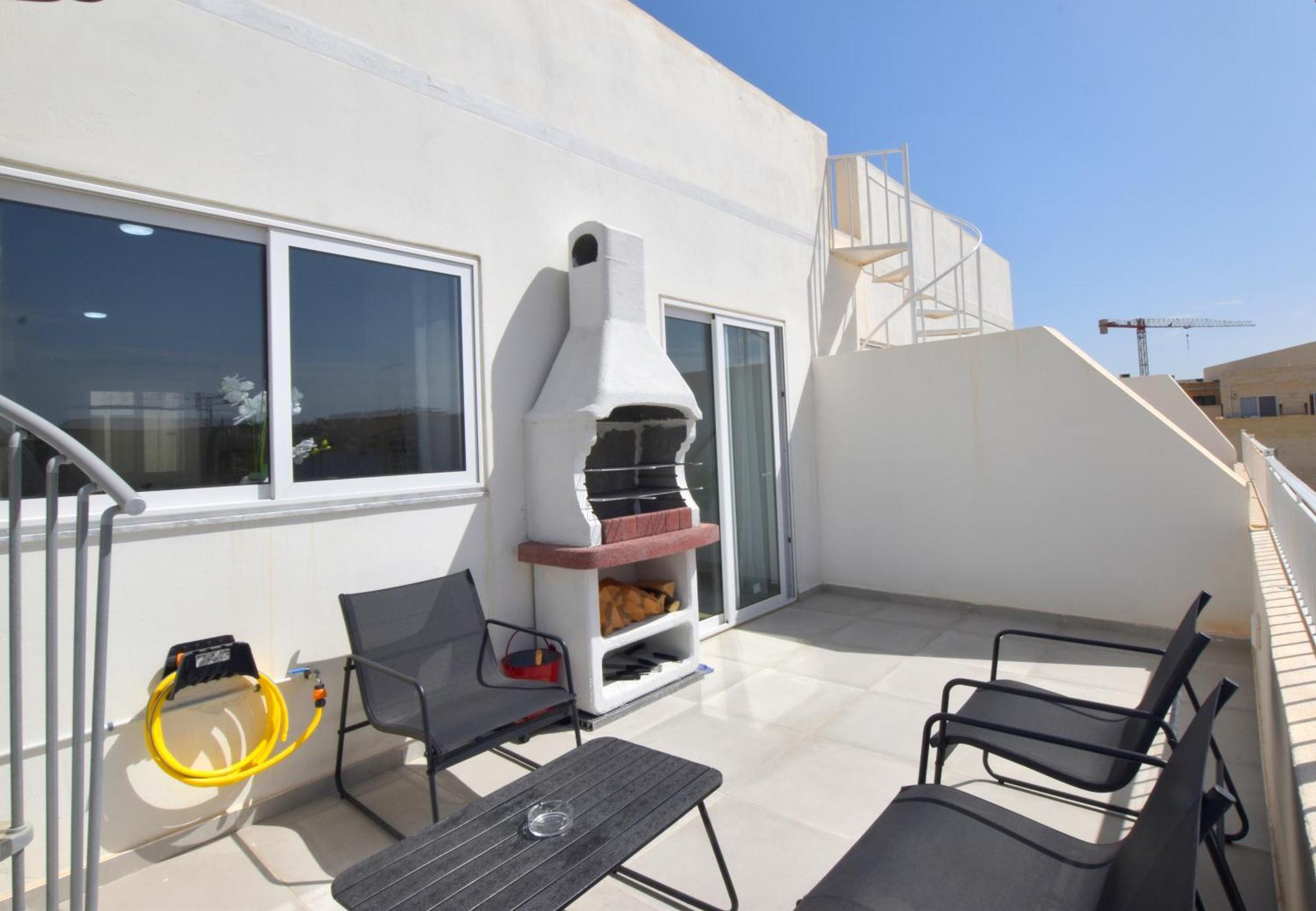 Spacious 3br Penthouse With Large Front Terrace - Stone Bbq & Sun Loungers