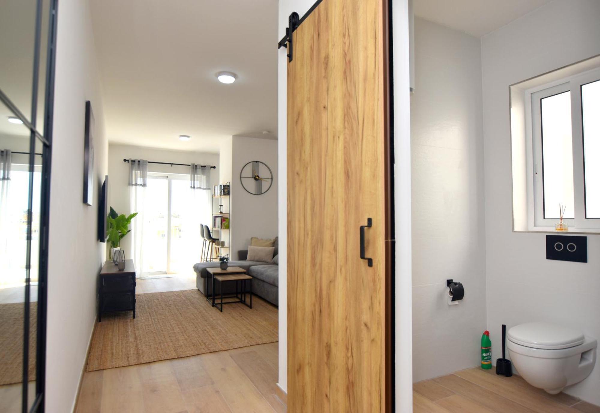 Spacious 3br Penthouse With Large Front Terrace - Stone Bbq & Sun Loungers شقة *