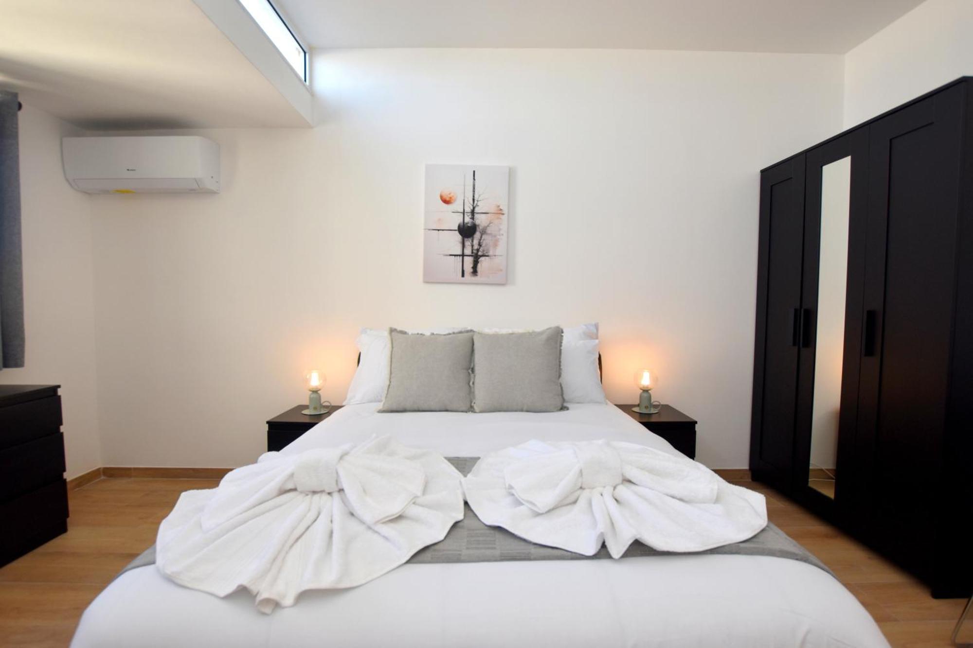 Spacious 3br Penthouse With Large Front Terrace - Stone Bbq & Sun Loungers