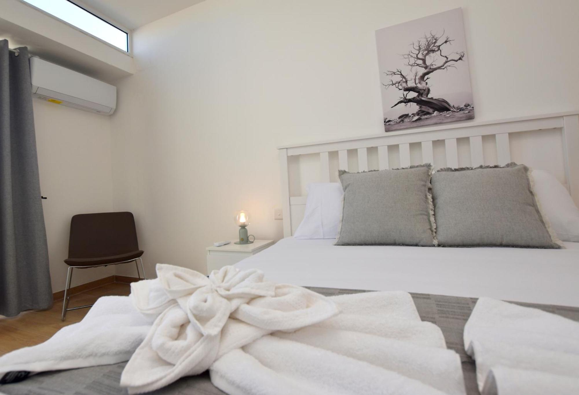 Spacious 3br Penthouse With Large Front Terrace - Stone Bbq & Sun Loungers Apartment Xaghra