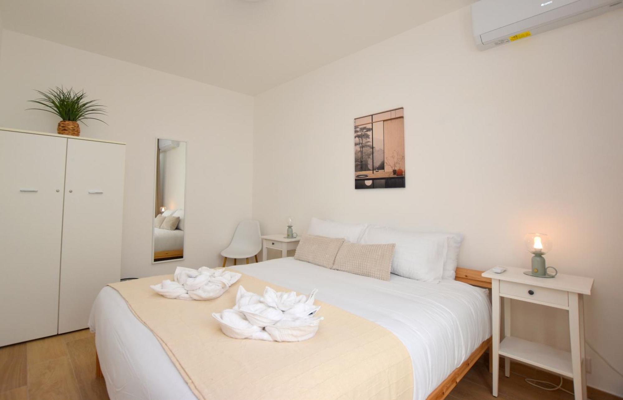 Apartment Spacious 3br Penthouse With Large Front Terrace - Stone Bbq & Sun Loungers *