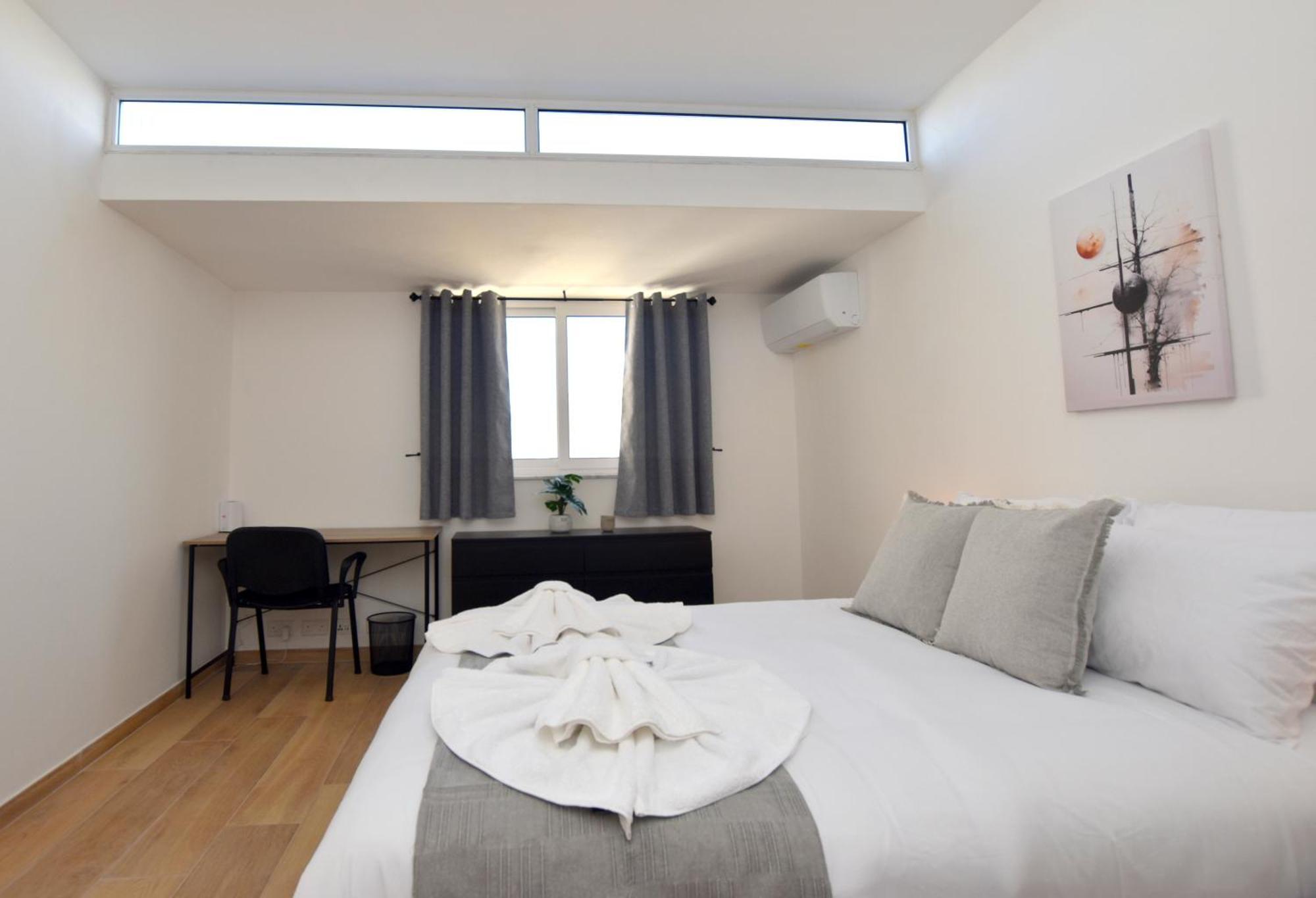 Spacious 3br Penthouse With Large Front Terrace - Stone Bbq & Sun Loungers Apartment *