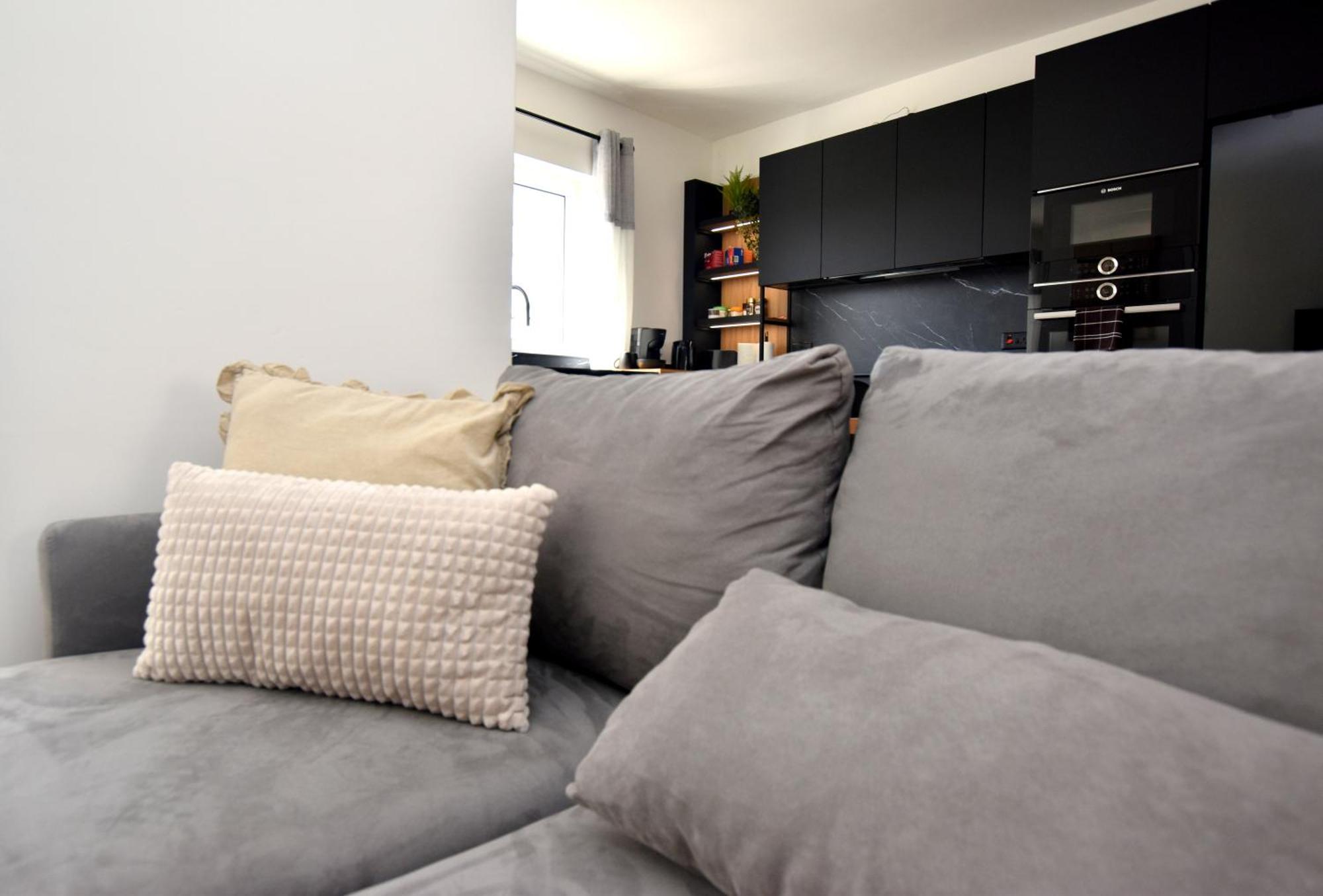 Spacious 3br Penthouse With Large Front Terrace - Stone Bbq & Sun Loungers *