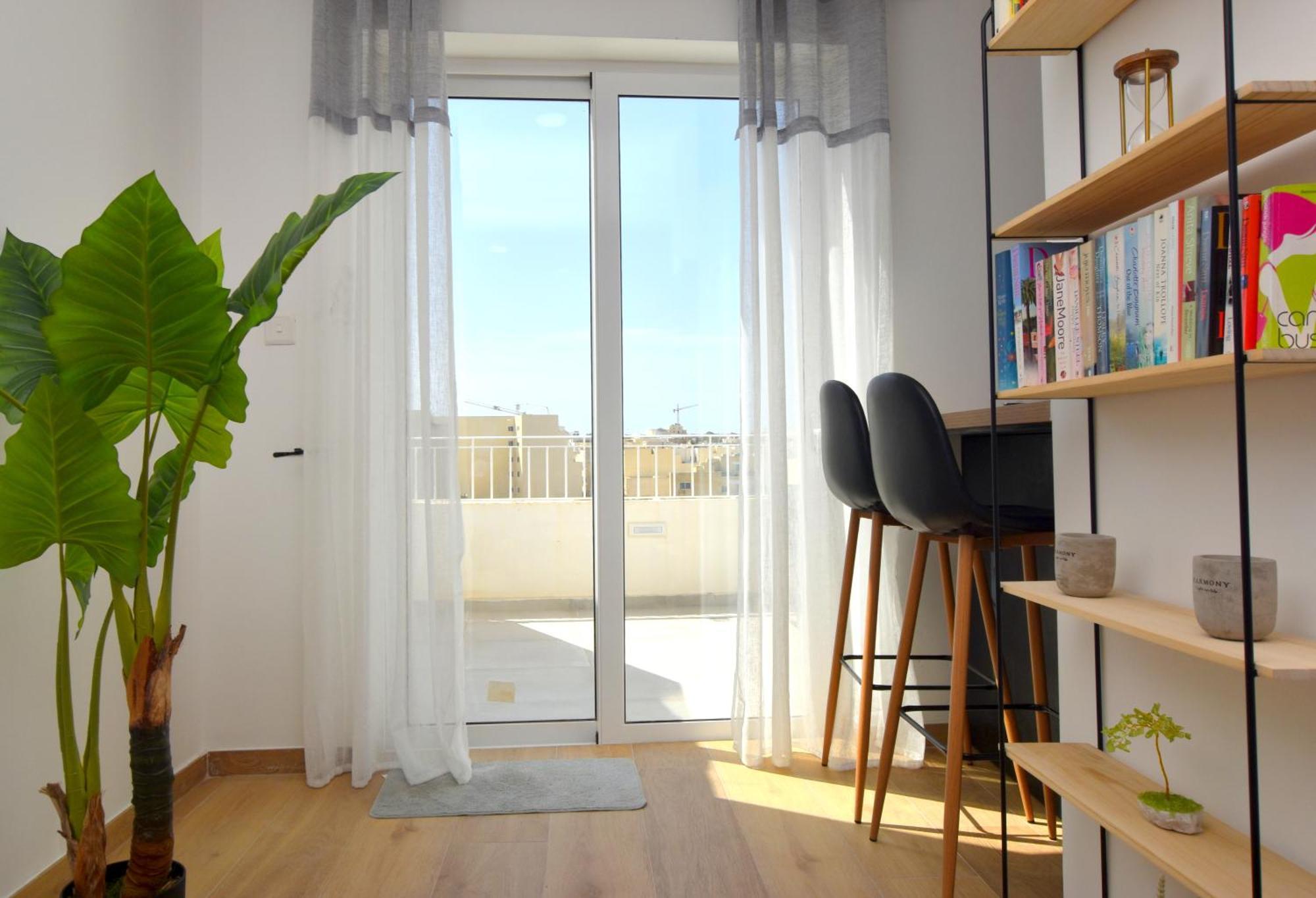 Spacious 3br Penthouse With Large Front Terrace - Stone Bbq & Sun Loungers