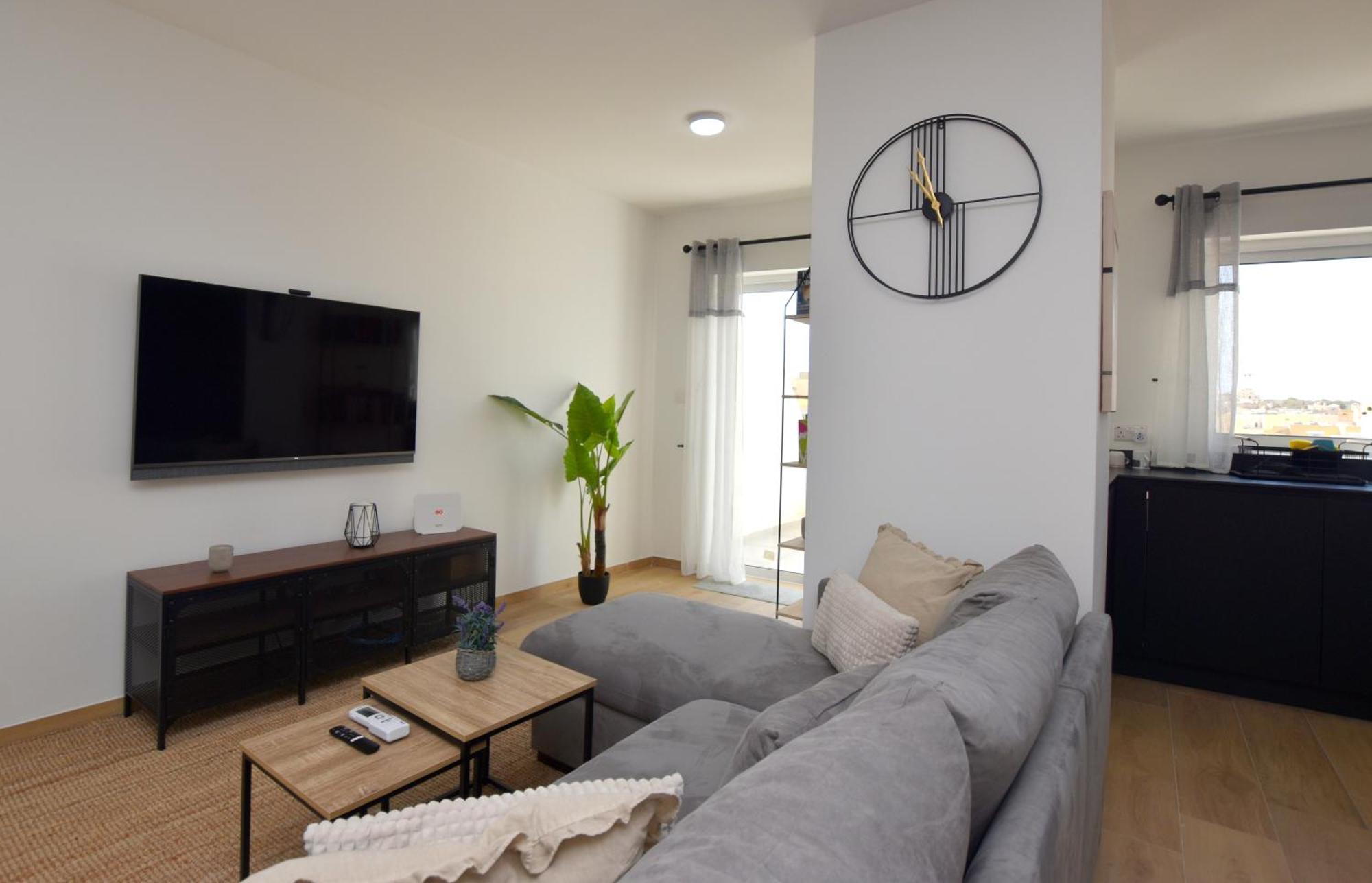 Spacious 3br Penthouse With Large Front Terrace - Stone Bbq & Sun Loungers Apartment *