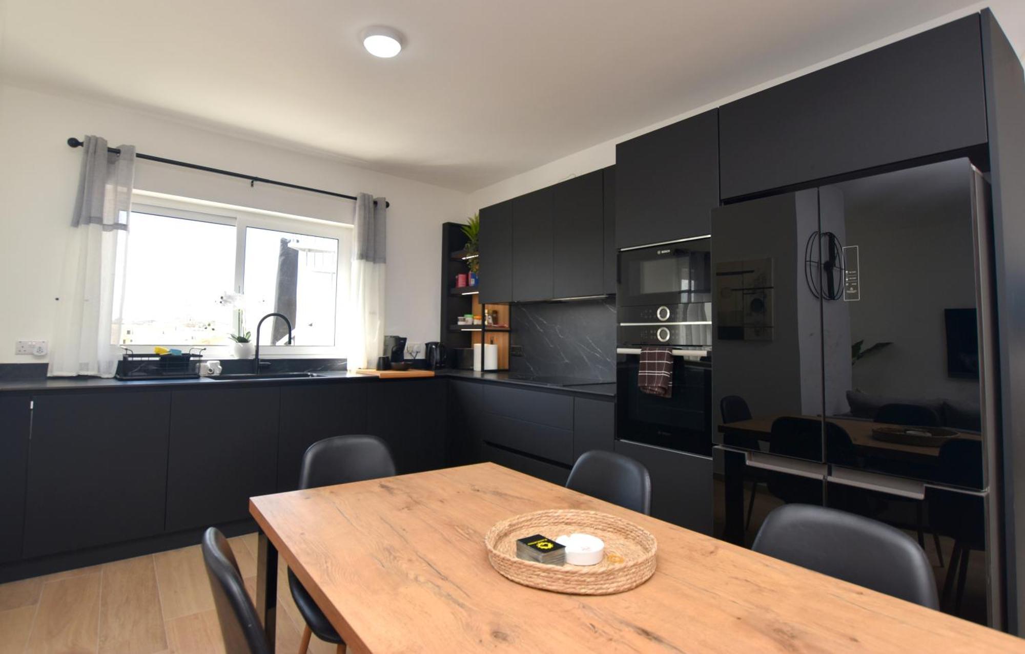 Spacious 3br Penthouse With Large Front Terrace - Stone Bbq & Sun Loungers Apartment