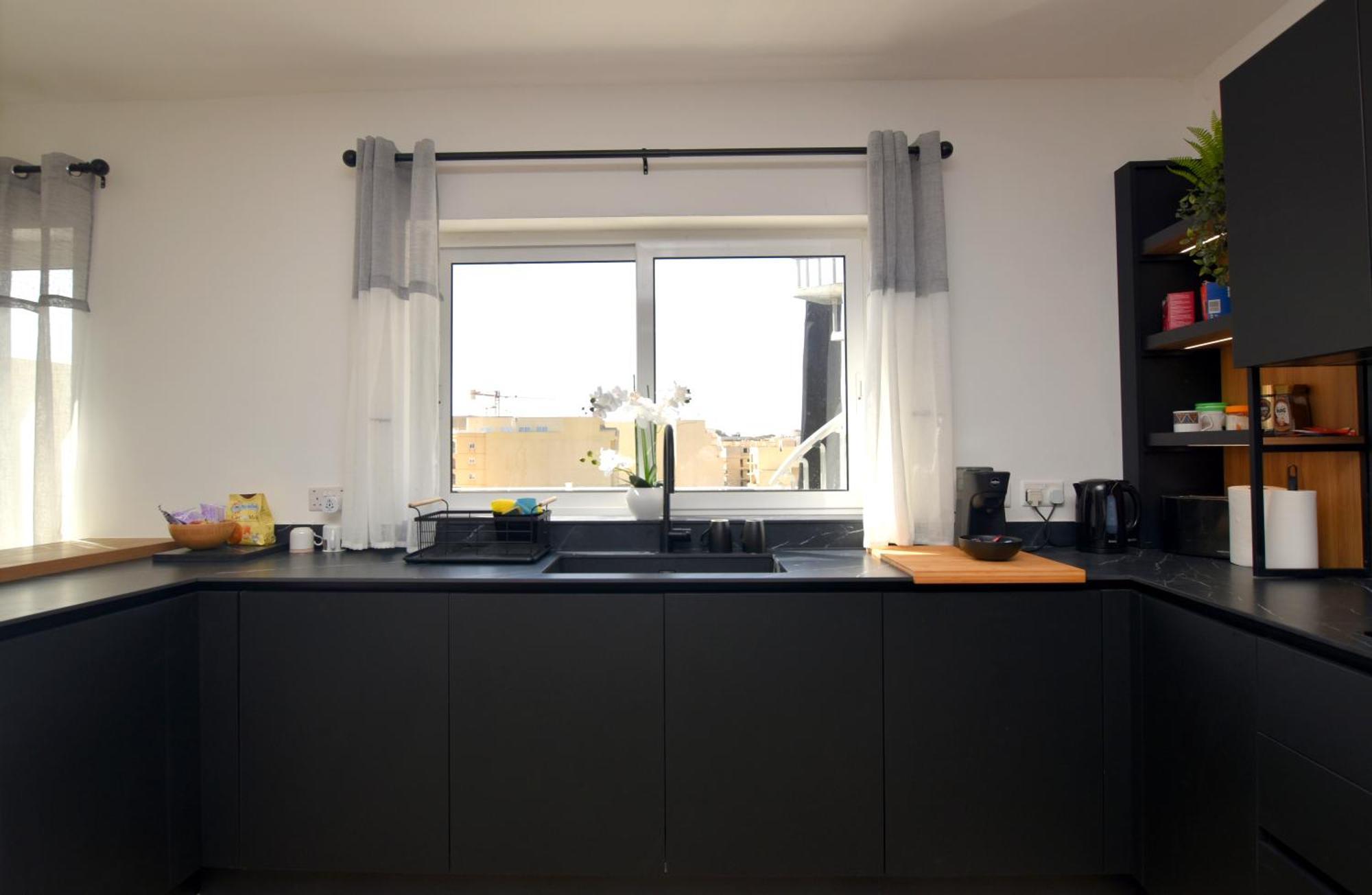 Spacious 3br Penthouse With Large Front Terrace - Stone Bbq & Sun Loungers Apartment *