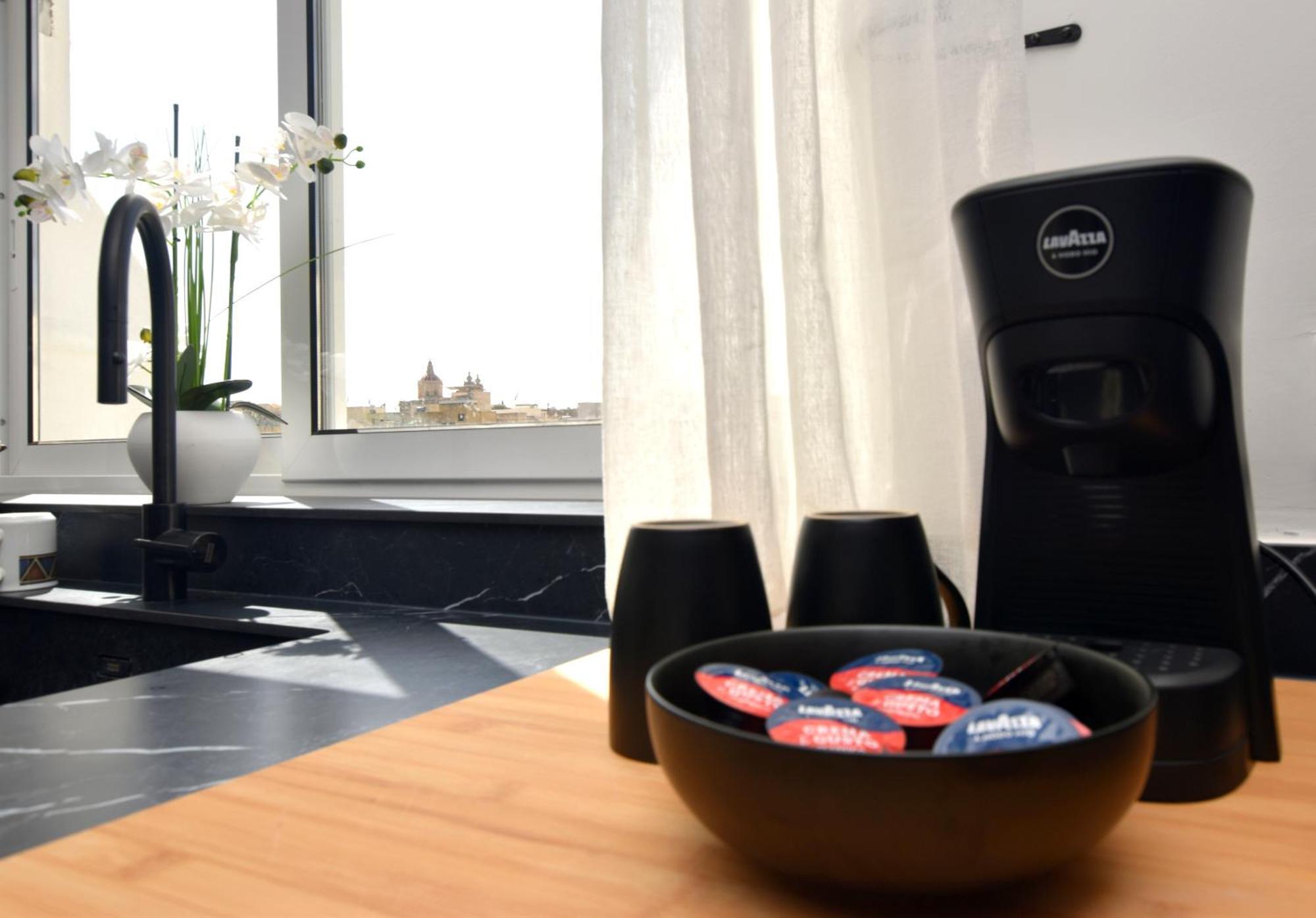 Spacious 3br Penthouse With Large Front Terrace - Stone Bbq & Sun Loungers *