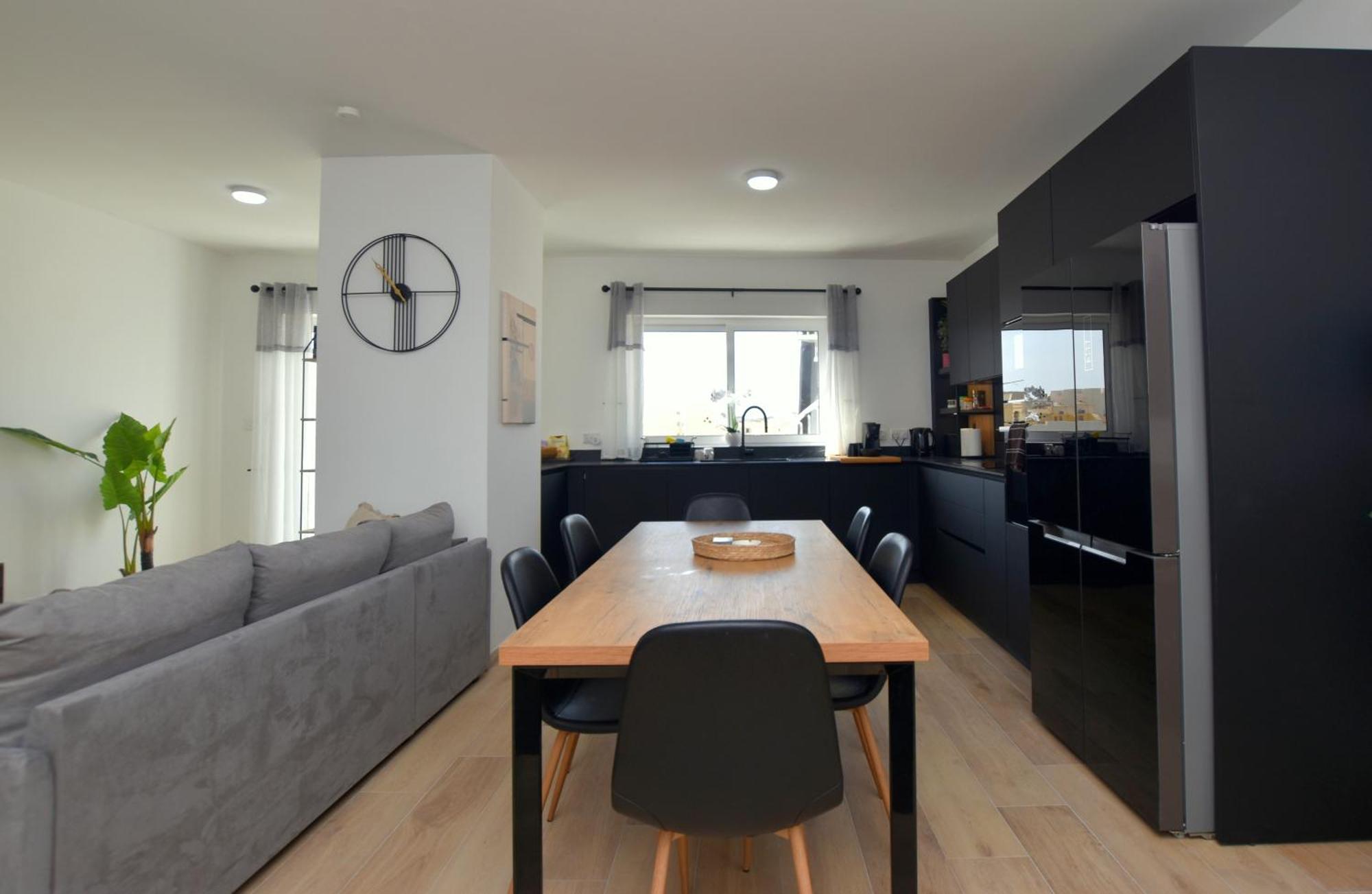 Spacious 3br Penthouse With Large Front Terrace - Stone Bbq & Sun Loungers Xaghra