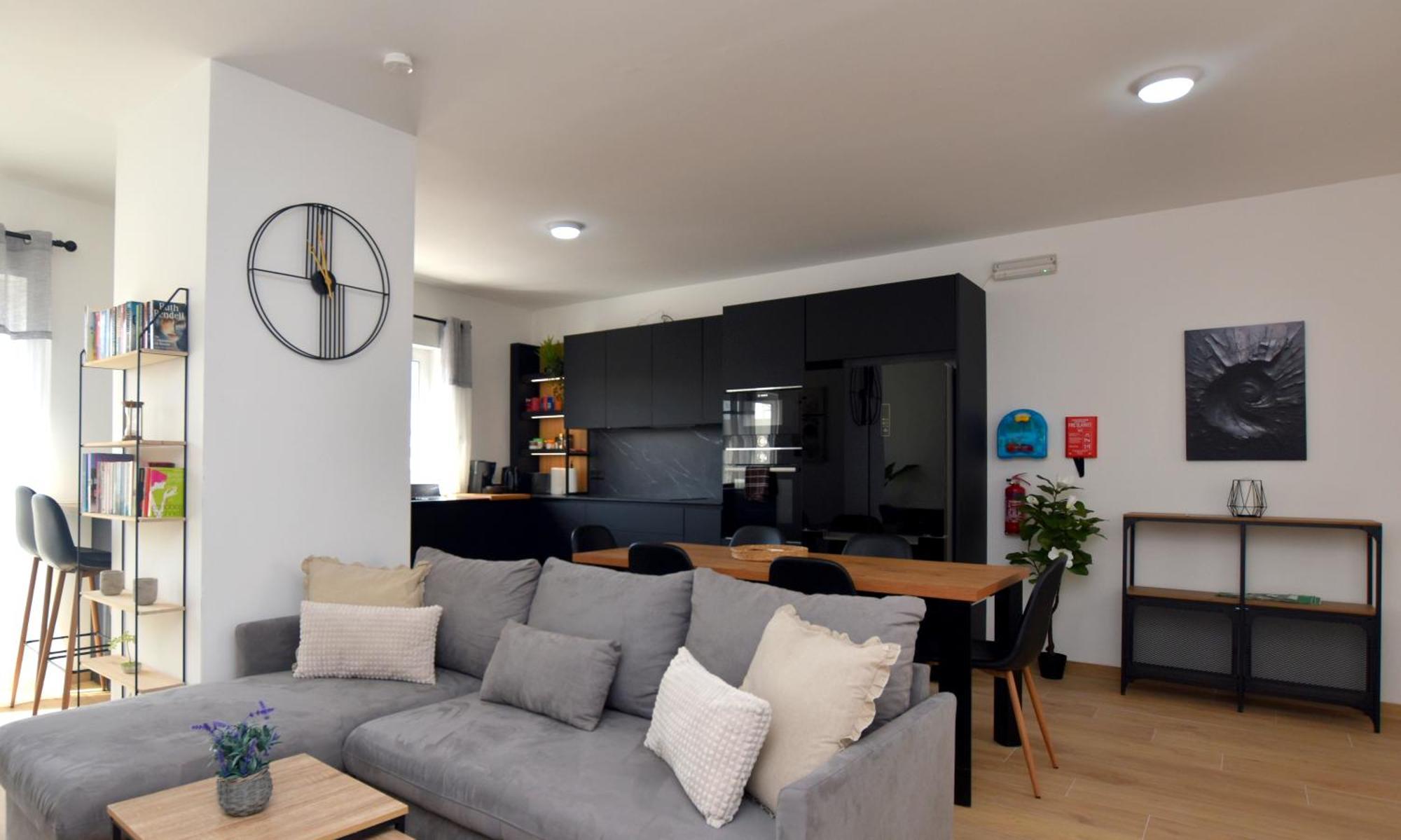 Spacious 3br Penthouse With Large Front Terrace - Stone Bbq & Sun Loungers شقة
